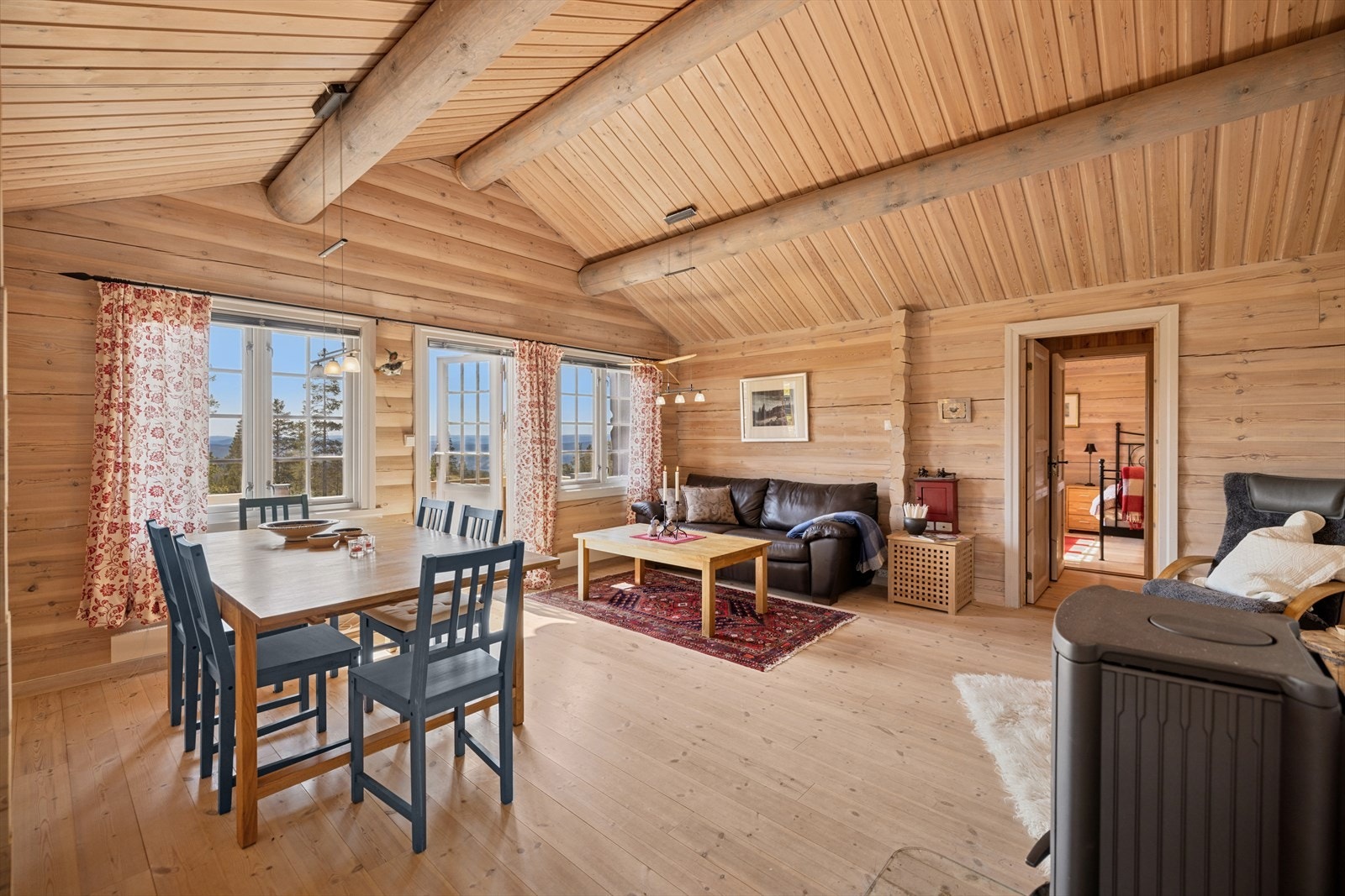 Stuen er åpen og har god takhøyde som gir en romslig følelse Galleribilde