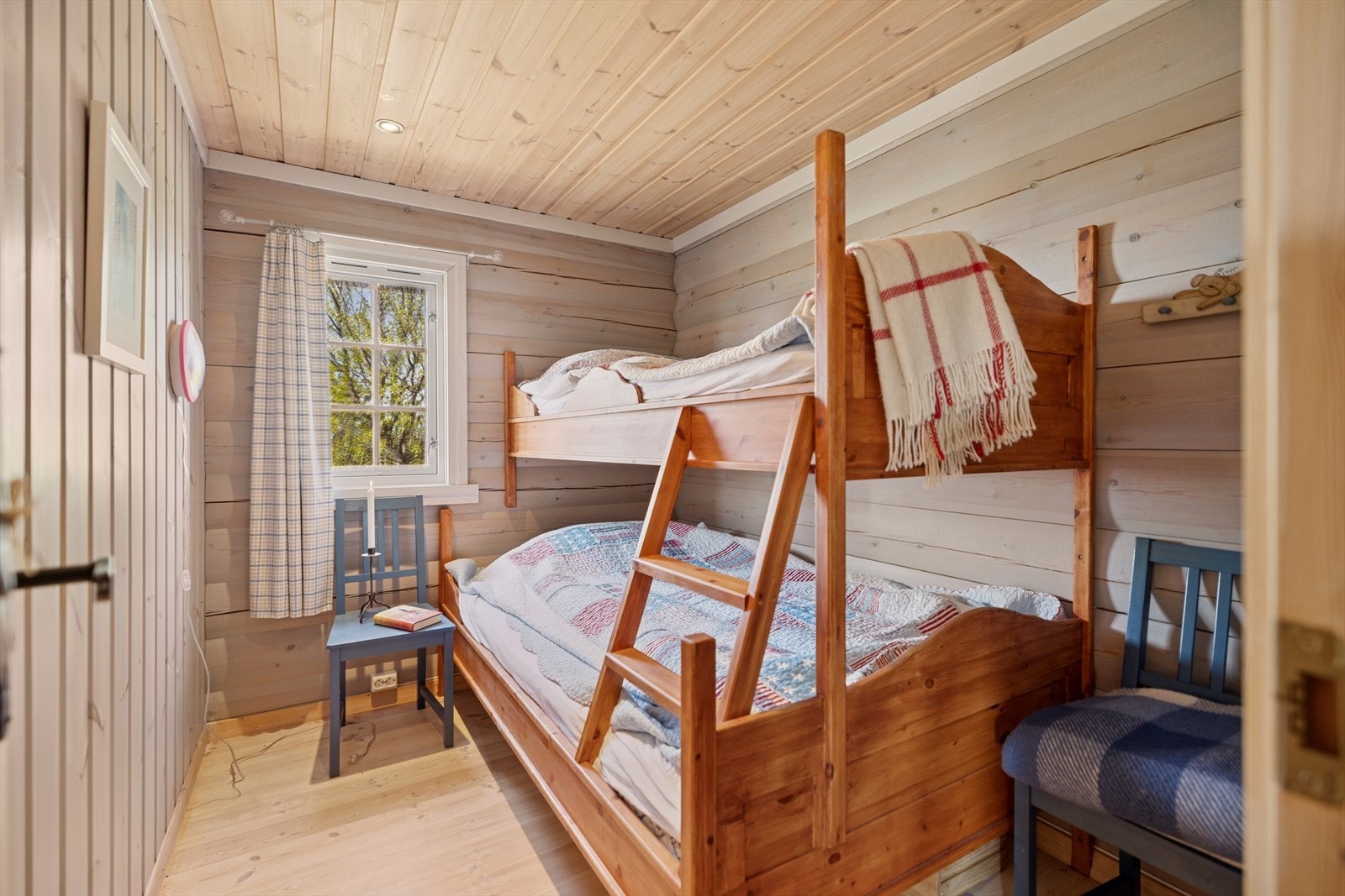 Soverom innredet med familiekøye Galleribilde