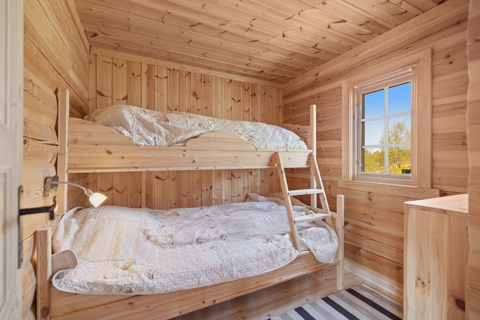 Soverom innredet med familiekøye Galleribilde