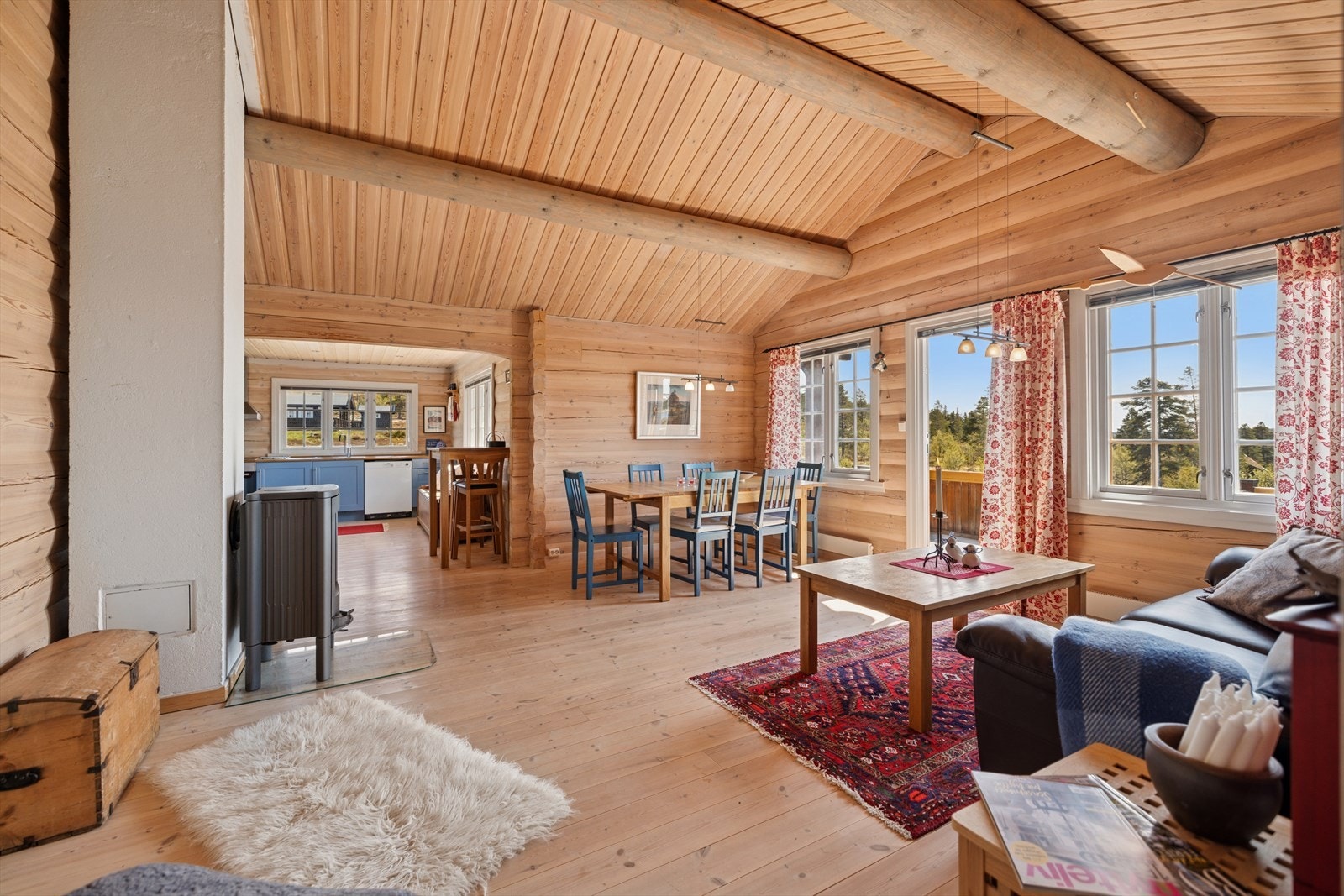 Stuen og spisestuen i åpen løsning, et naturlig samlingspunkt i hytta Galleribilde