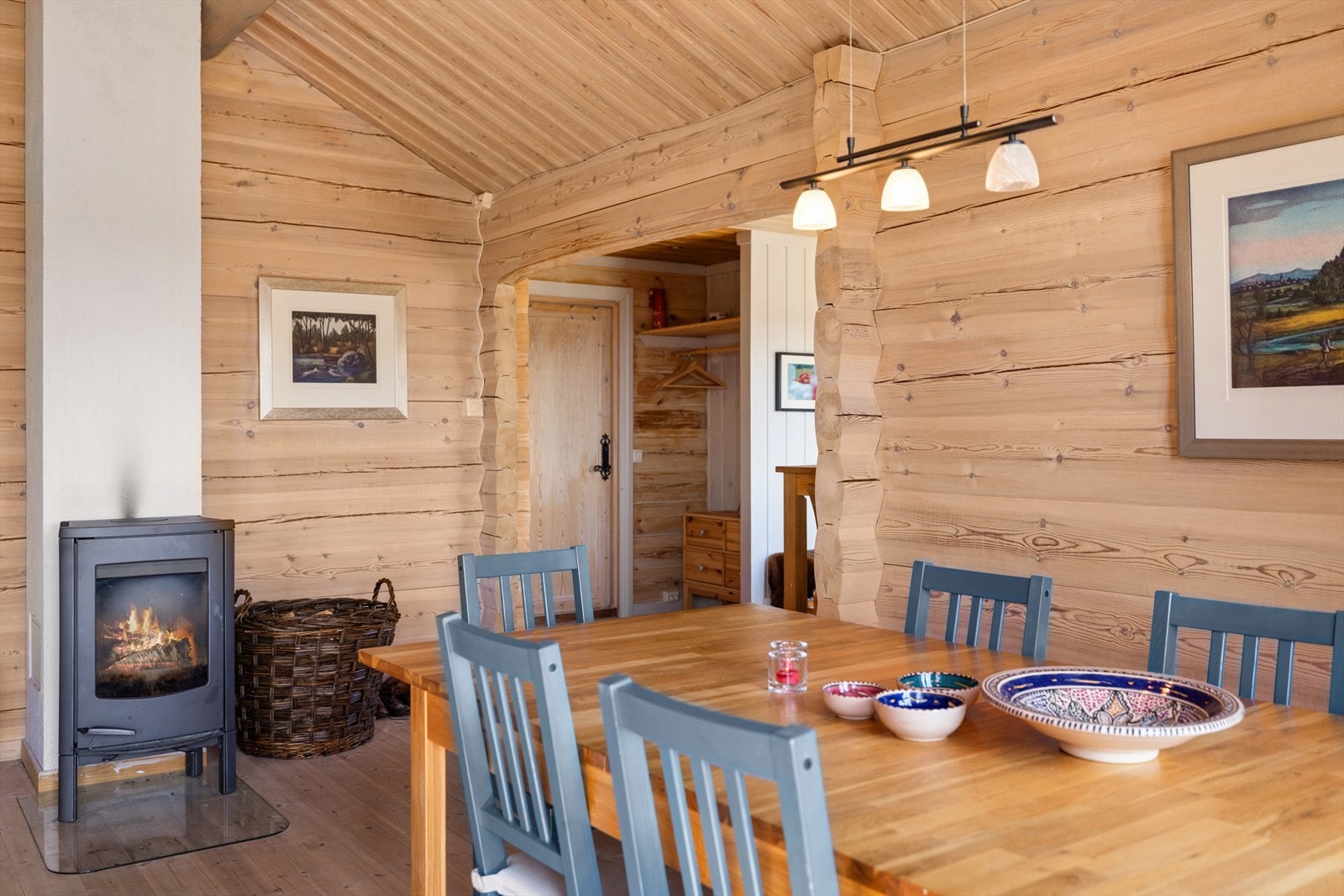 Stuen har også ildsted for oppvarming og plass til spisegruppe Galleribilde