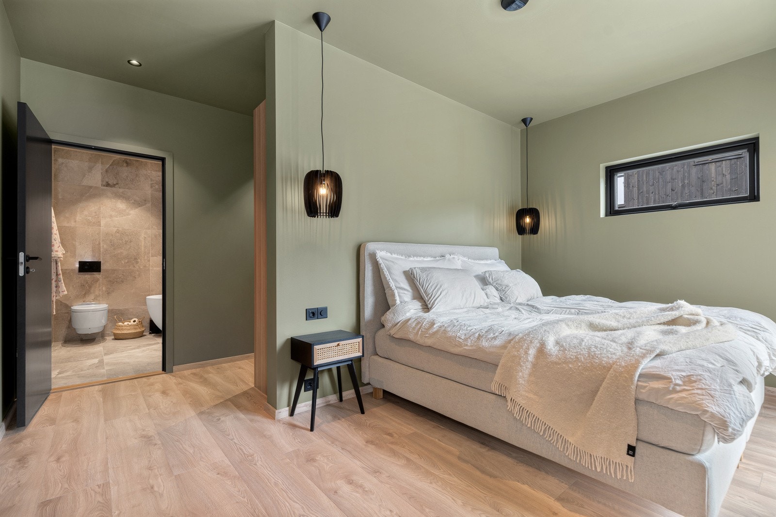 Hovedsoverom 1. etg. med eget bad og garderobe Galleribilde