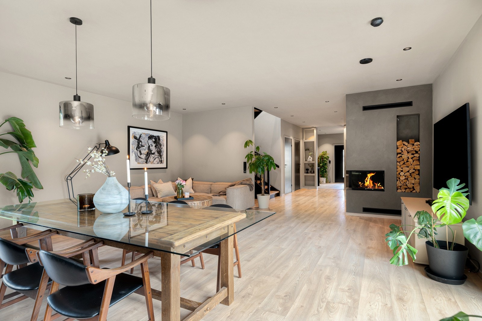 Åpen stue/kjøkkenløsning med integrert peisovn Galleribilde