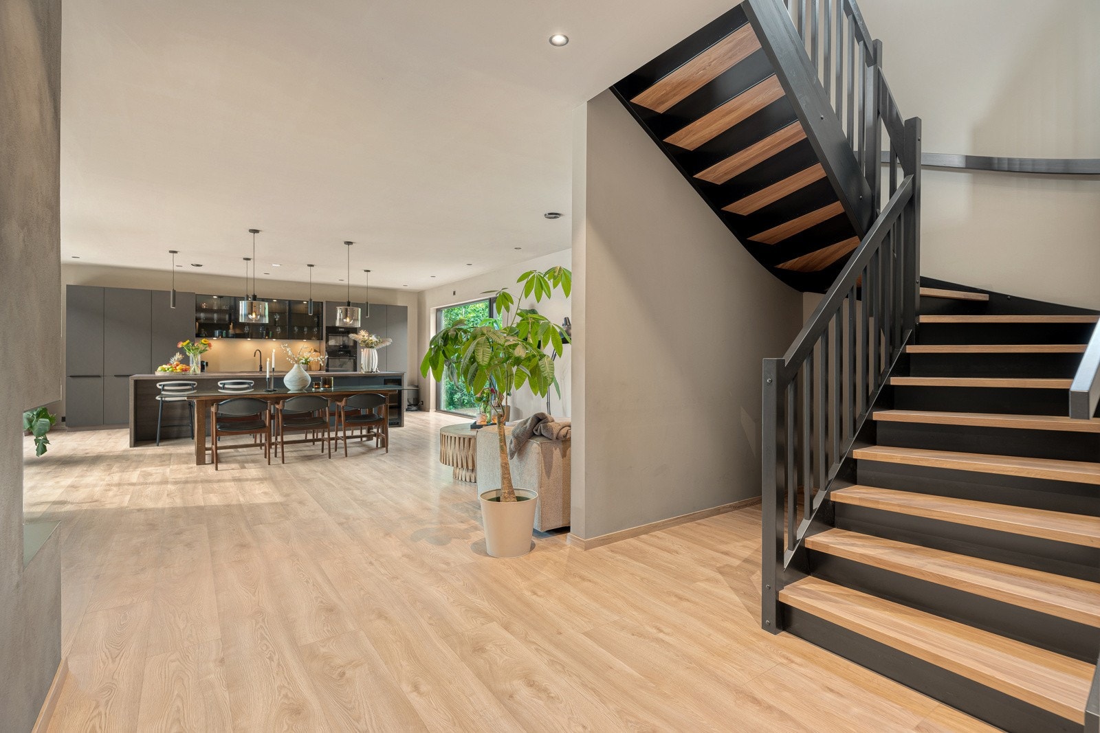 Hall 1. etg. med trapp opp til 2. etg. Galleribilde