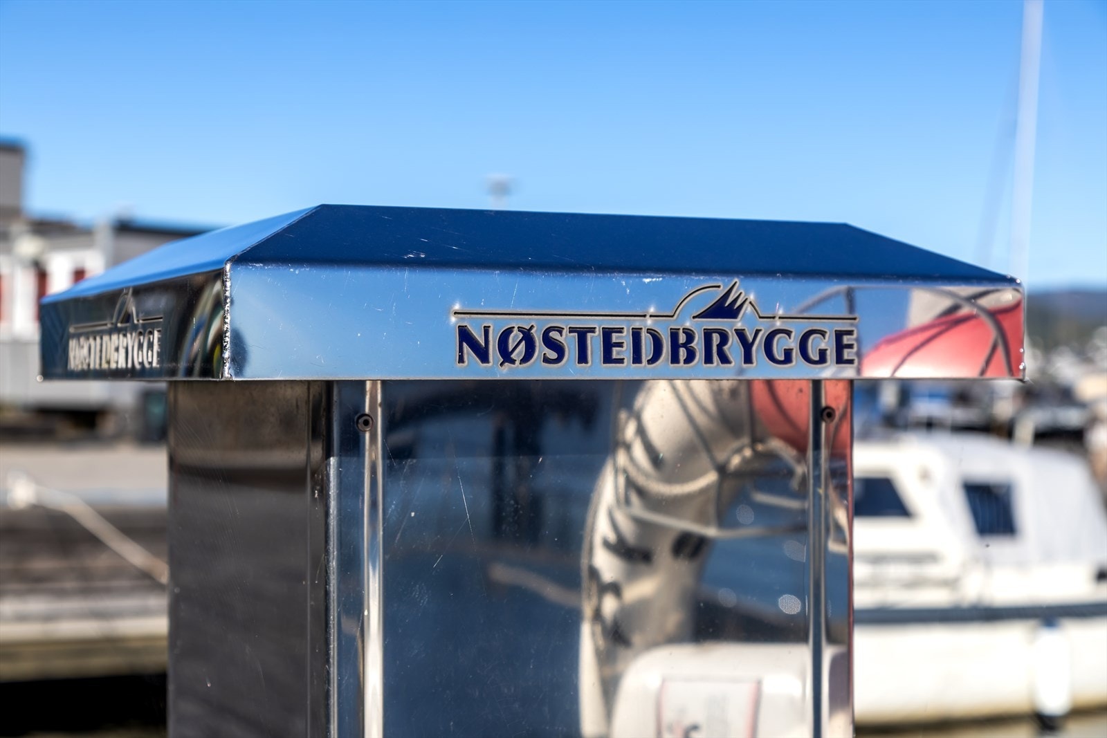 Nøsted Marina ligger rett på brygga, omgitt av maritime omgivelser og båtplasser. Galleribilde