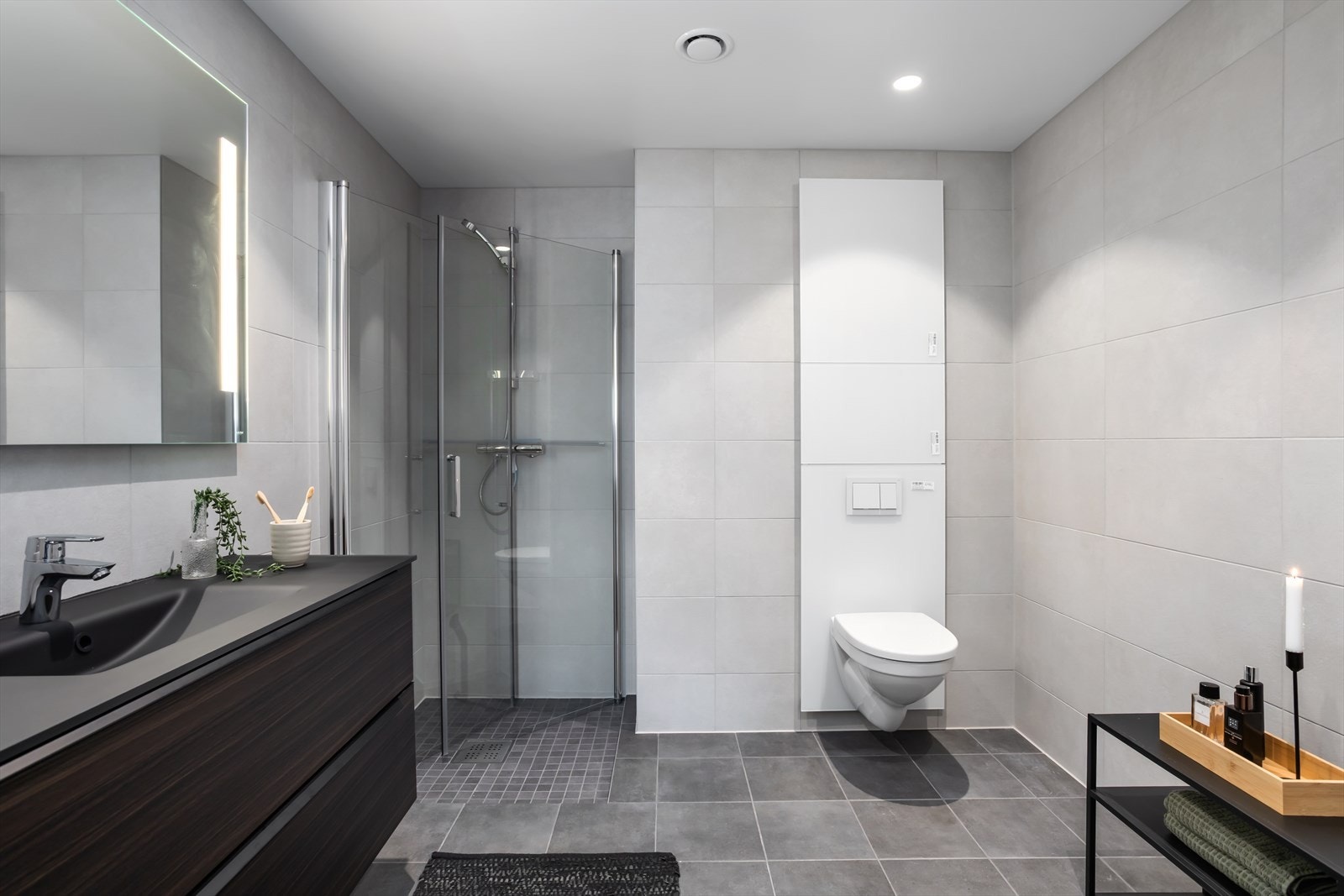 Leiligheten har to lekre bad og et eget praktisk vaskerom. Galleribilde