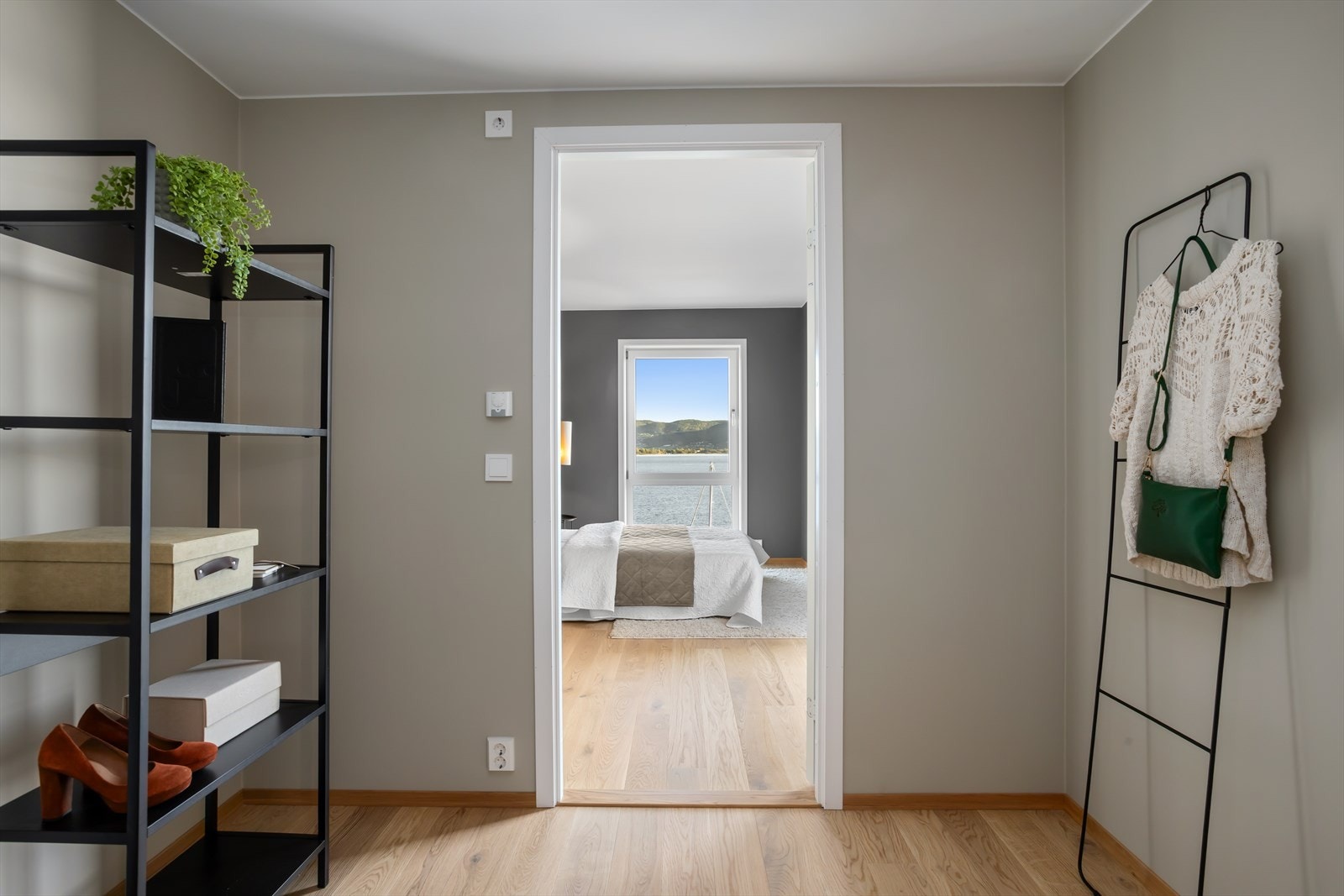 Fra hovedsoverommet er det direkte adkomst til et romlig walk in closet. Galleribilde