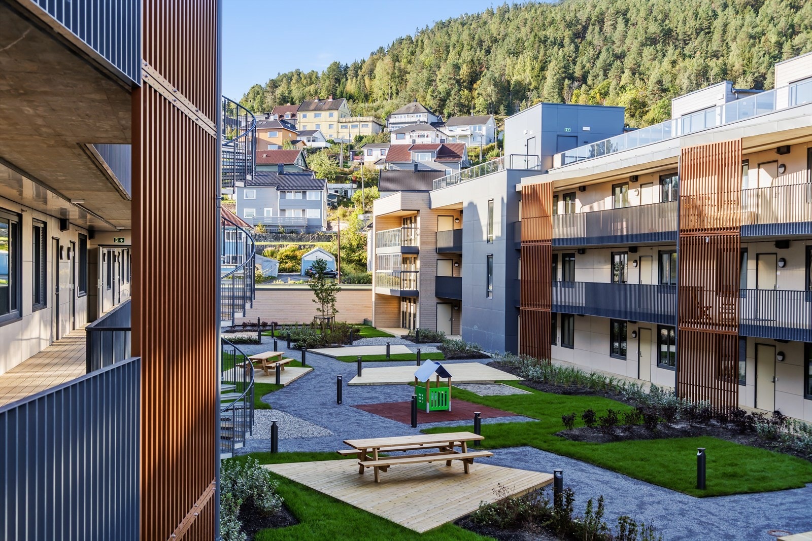 Pent opparbeidet atrium og fellesarealer. Galleribilde