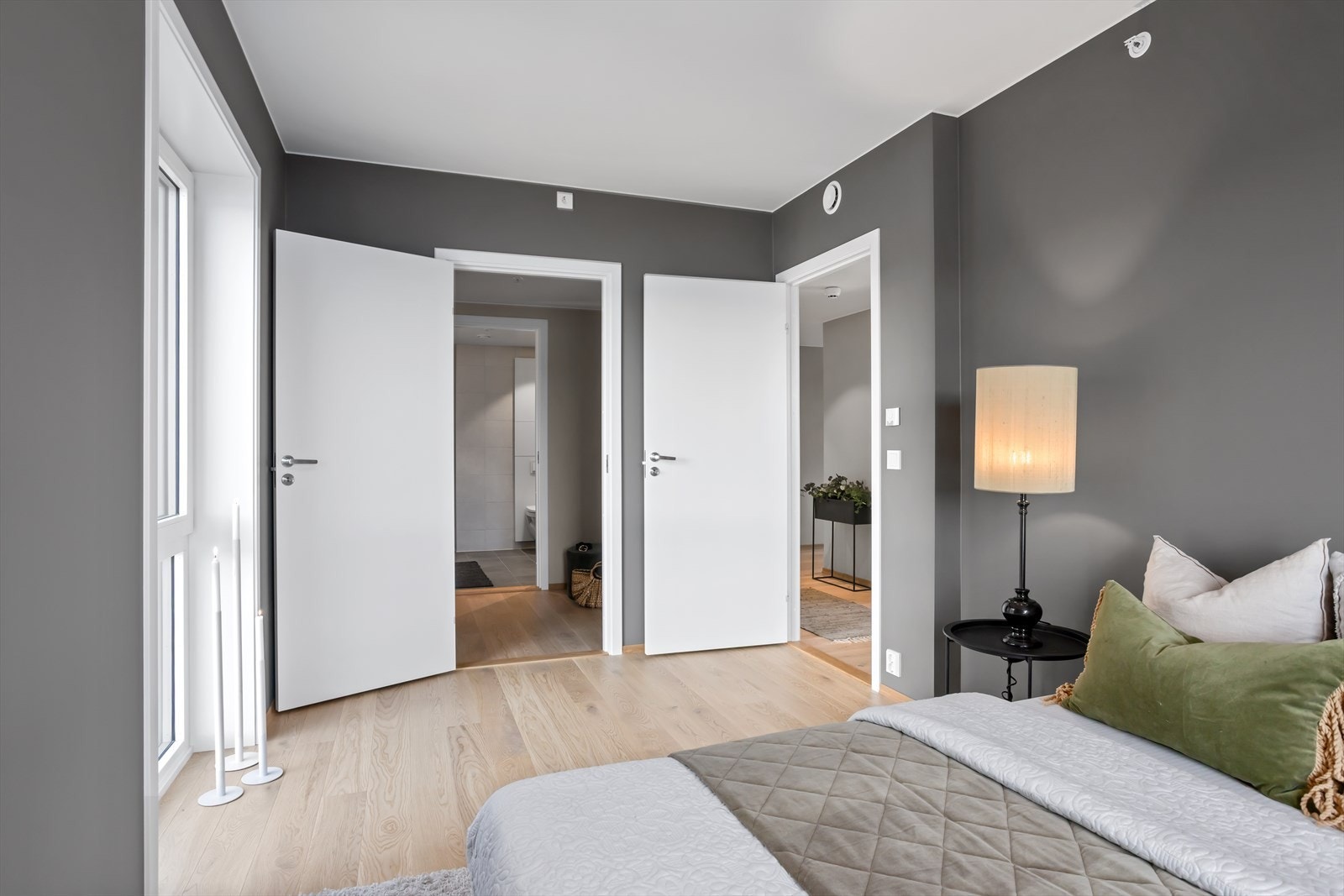 Fra hovedsoverommet er det direkte inngang til walk in og videre til hovedbadet. Galleribilde