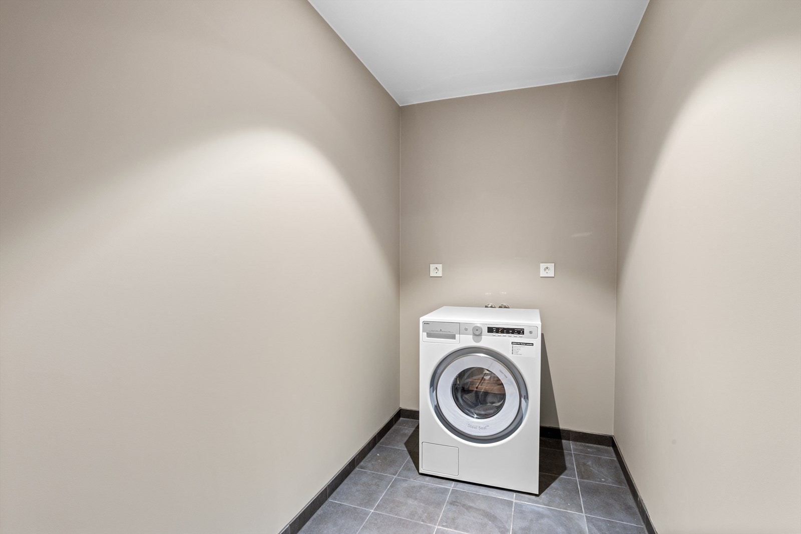 Vaskerommet ligger tilknyttet gangen og har opplegg til vaskemaskin (medfølger), og tørketrommel. Galleribilde