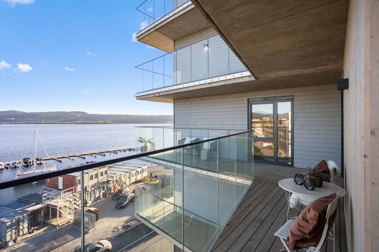 Balkongen går langs store deler av ytterveggen på leiligheten. Galleribilde