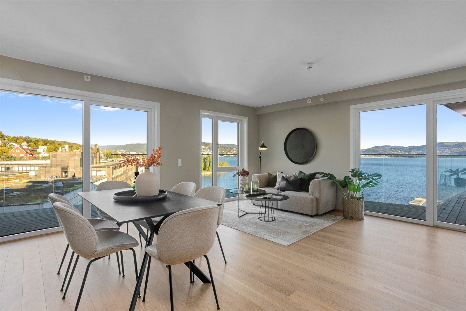 Denne leiligheten ligger helt i fronten av prosjektet, med fantastisk fjordutsikt! Galleribilde