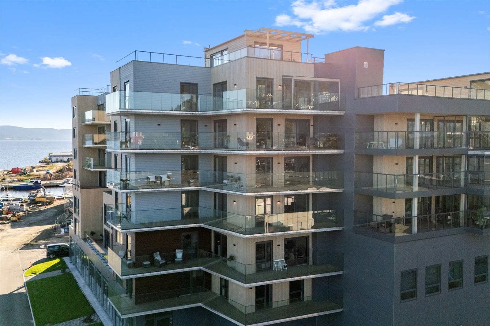 Leiligheten har en meget attraktiv internbeliggenhet i 5. etasje i front av bygget. Galleribilde