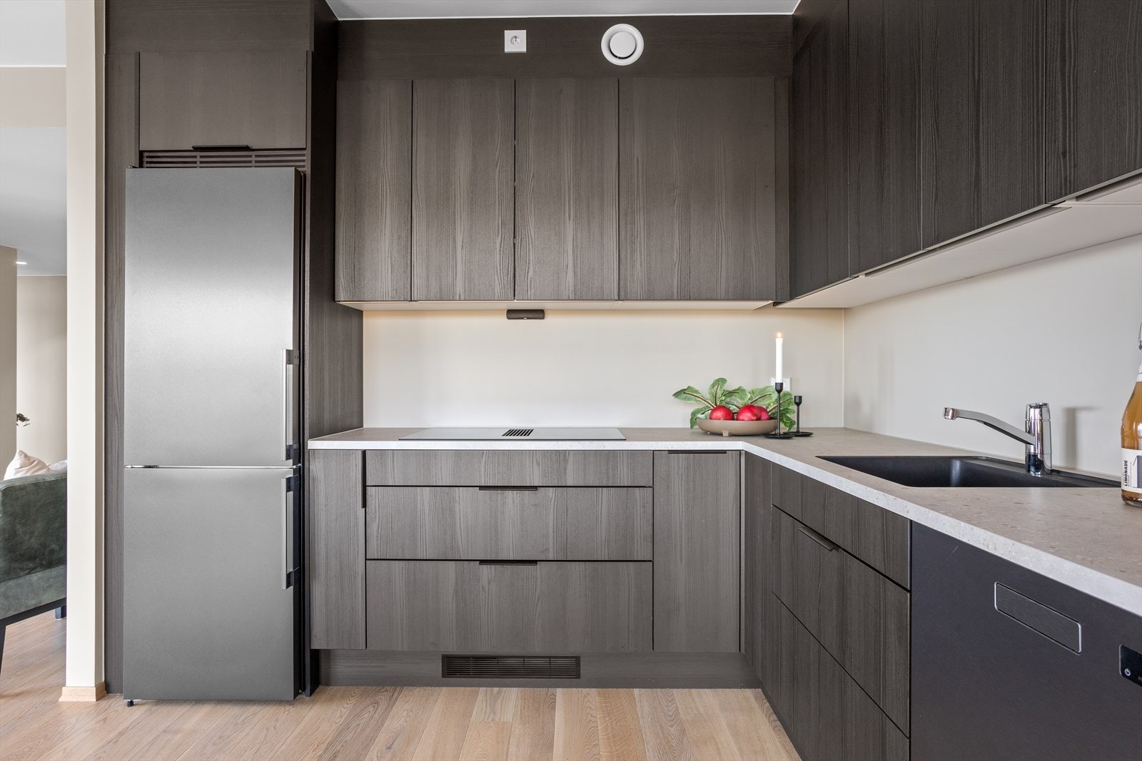 Denne flotte leiligheten er også utstyrt med smarte og energieffektive løsninger, som vannbåren gulvvarme og balansert ventilasjon med varmegjenvinning. Galleribilde