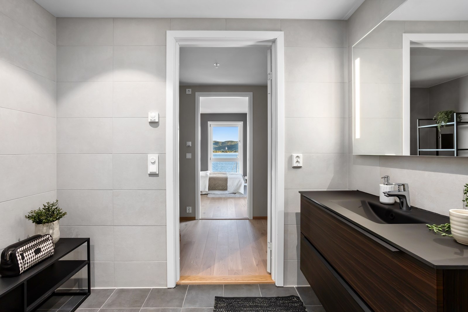 Bad nummer to er innredet likt og ligger innenfor hovedsoverommet via walk-in garderoben. Galleribilde