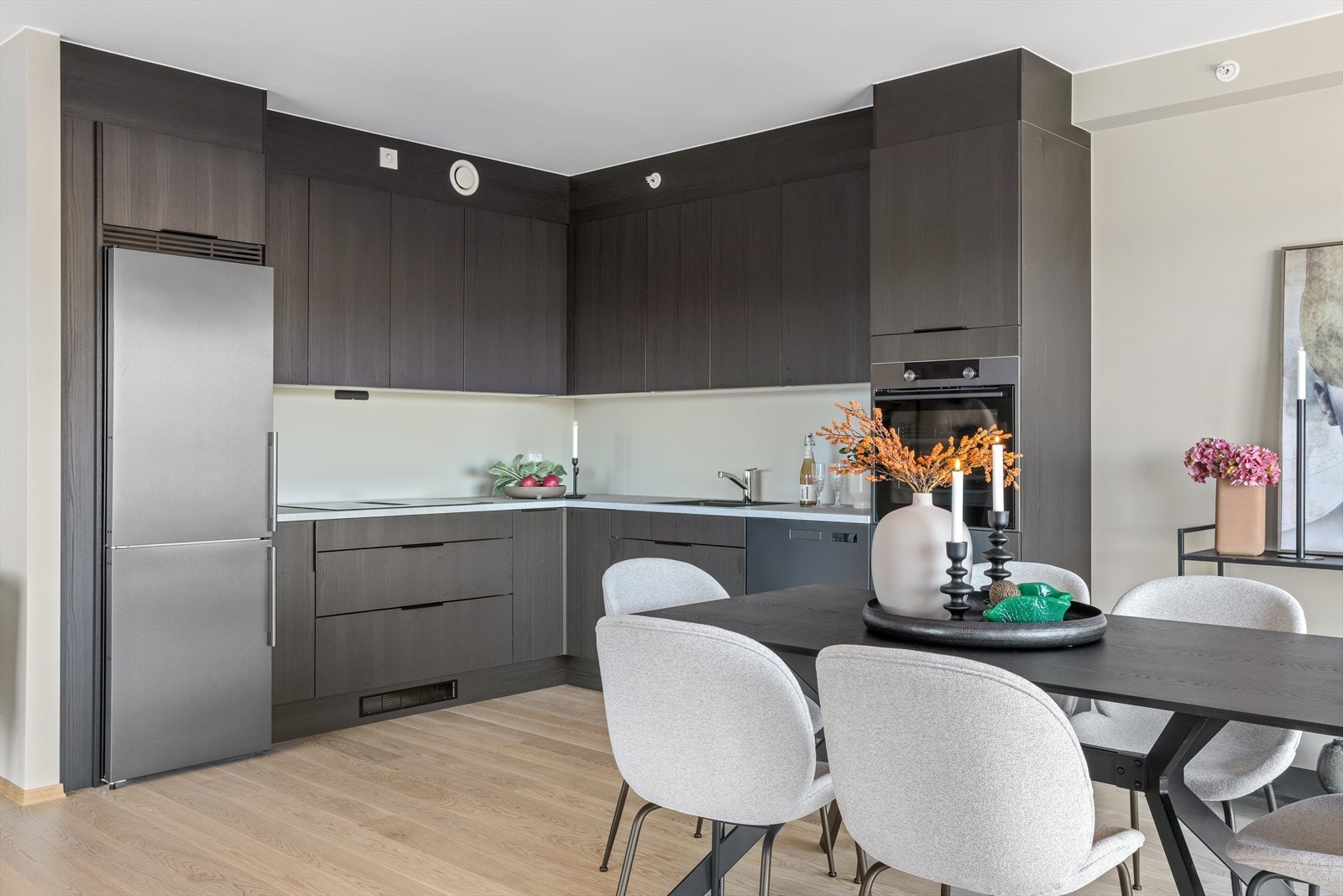 God benke- og skapplass. Det er montert komfyrvakt, benkebelysning og stikkontakt under overskap. Galleribilde