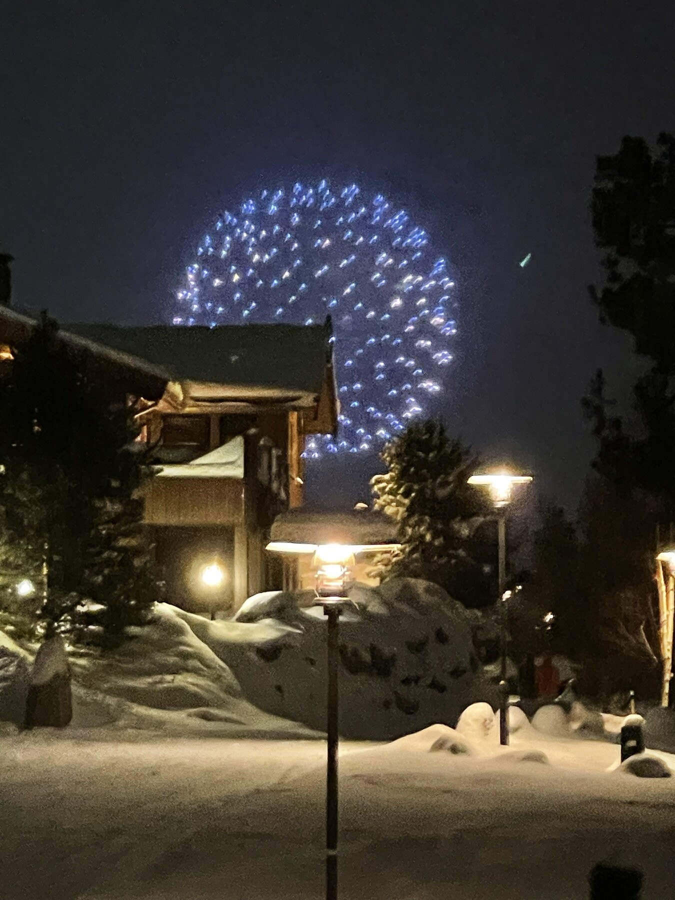 Stemningsbilde fra nyttårsfyrverkeriet i Oppdal. Bildet er tatt fra balkongen utenfor kjøkkenet. Galleribilde