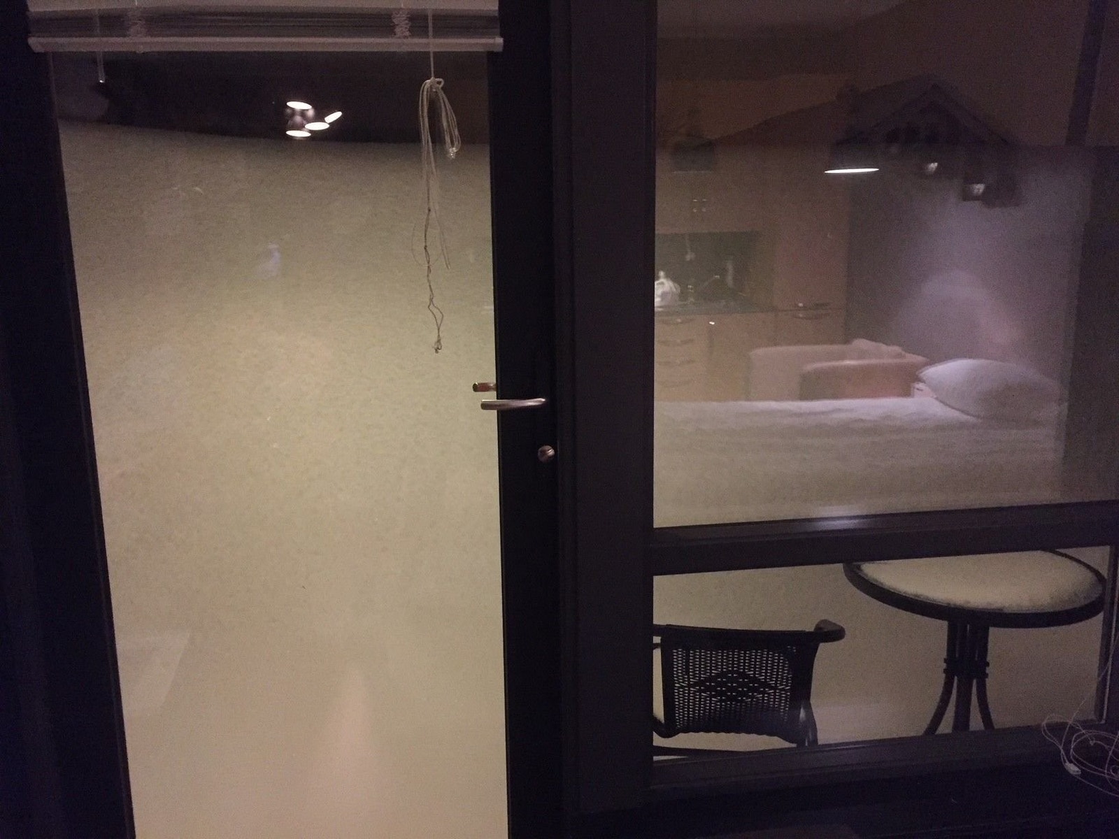 Skjelden vinter med mye snø, men terrassen er under tak, så i snøen kan man sette lys og lykter Galleribilde