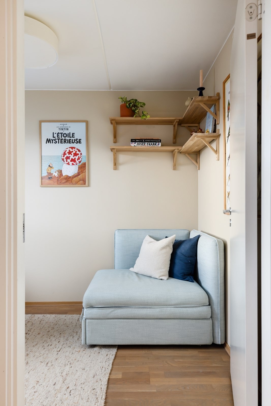 Rommet har parkett på gulvet og malte veggflater fra 2020/2021. Galleribilde