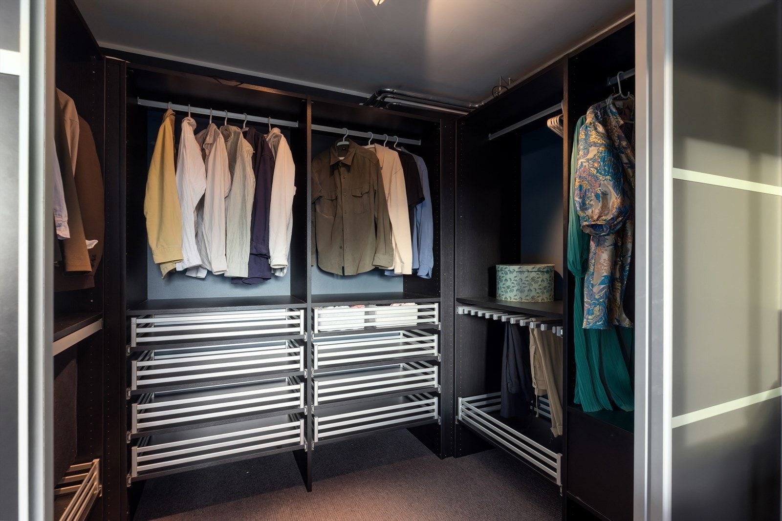 Garderobeløsningen er innredet med praktiske hyller og heng. Galleribilde