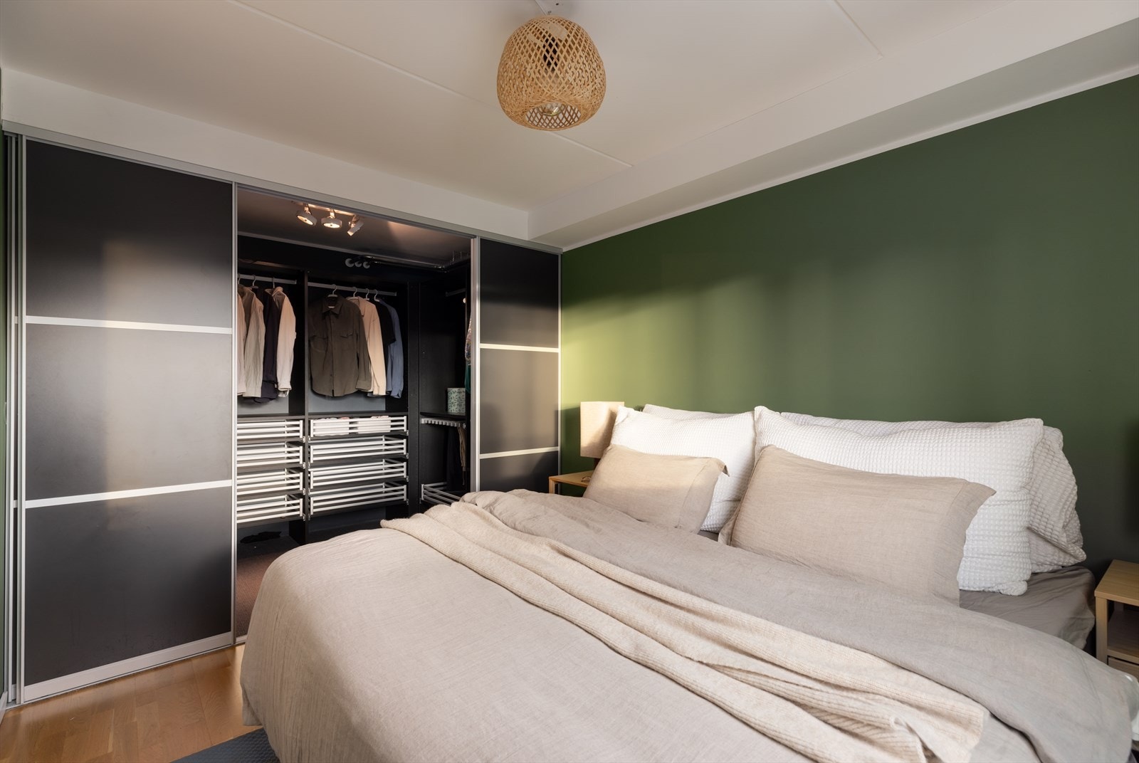 En stor skyvedørsgarderobe gir rikelig med oppbevaringsplass. Galleribilde