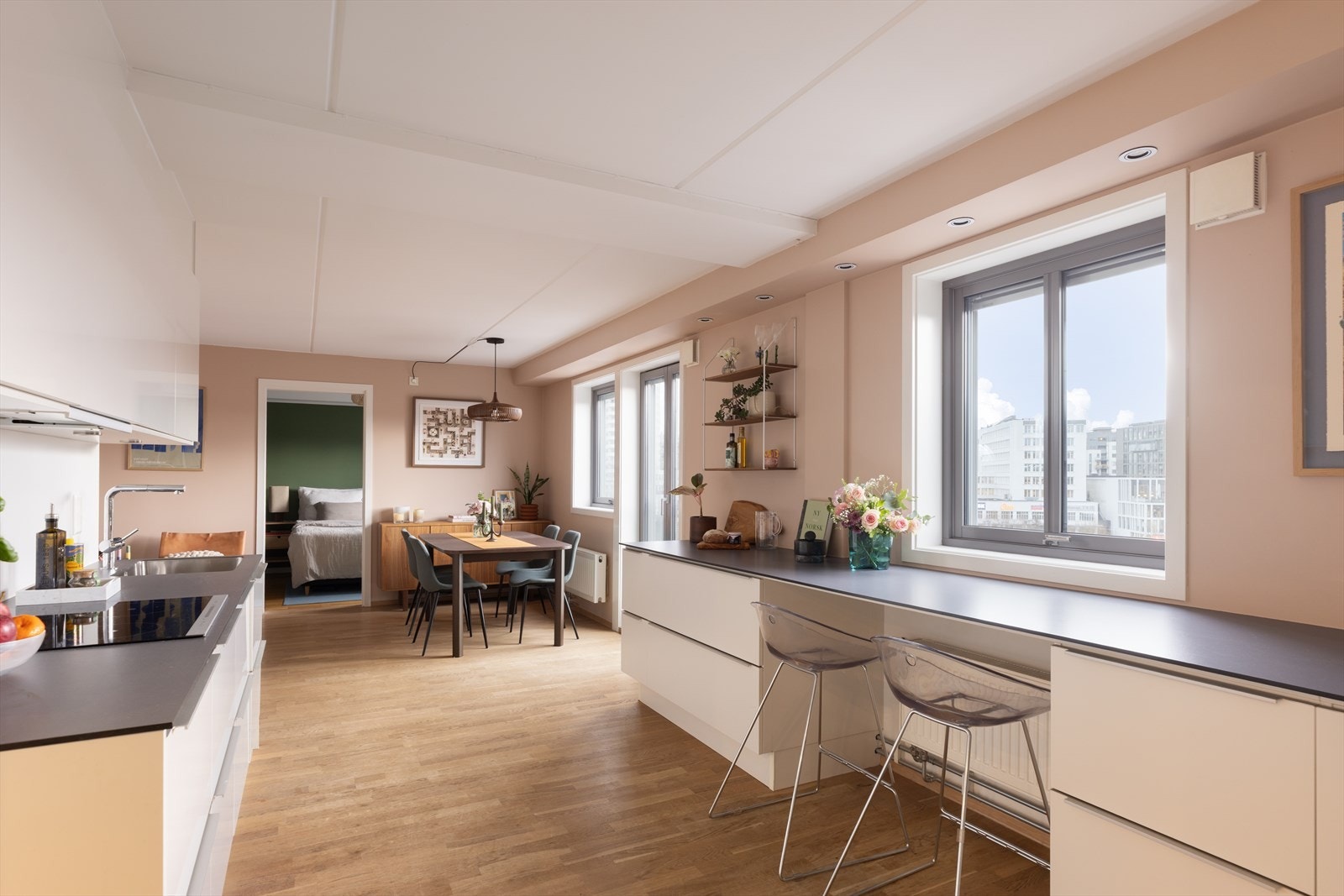 Leiligheten har en åpen løsning mellom stue og kjøkken, som skaper en lys og sosial atmosfære. Galleribilde