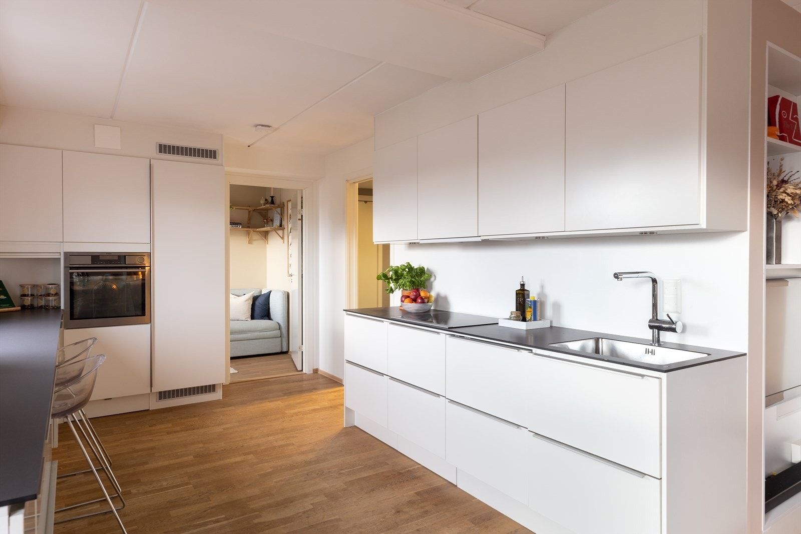 Benkeplaten i kompakt-laminat er slitesterk og har en underlimt oppvaskkum. Galleribilde