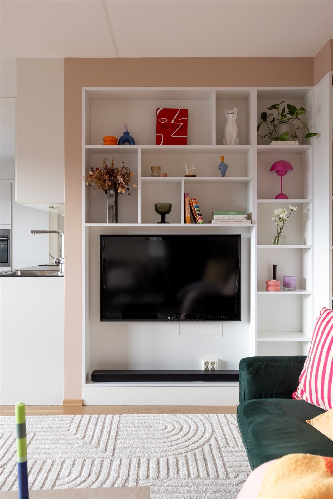 Plassbygde hyller gir en stilren og praktisk løsning for oppbevaring og mediamøbler. Galleribilde