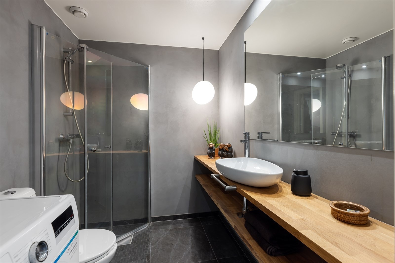 Badet ble oppgradert i 2017 med moderne mikrosement på veggene. Galleribilde