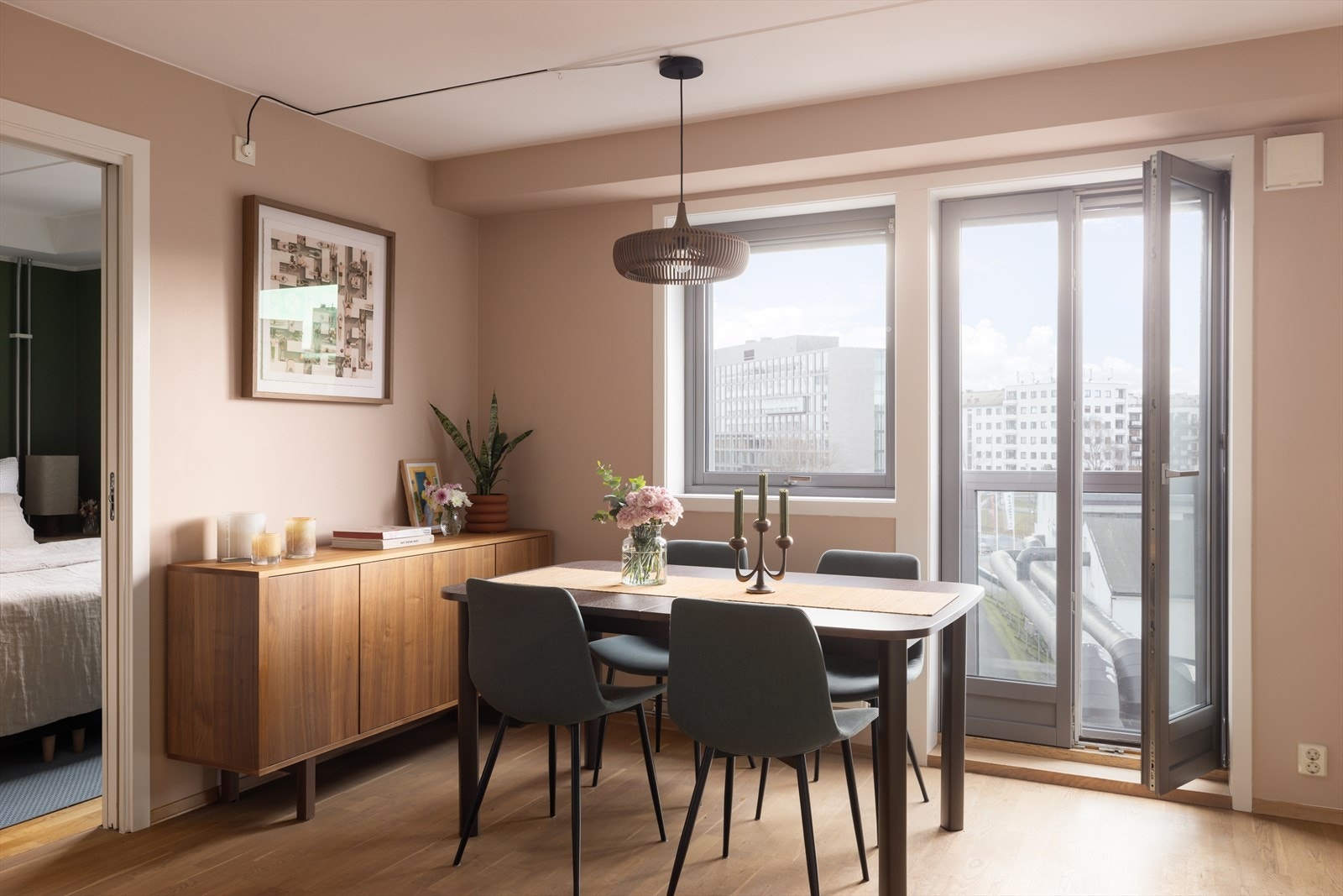 En tofløyet fransk balkong slipper inn rikelig med naturlig lys. Galleribilde