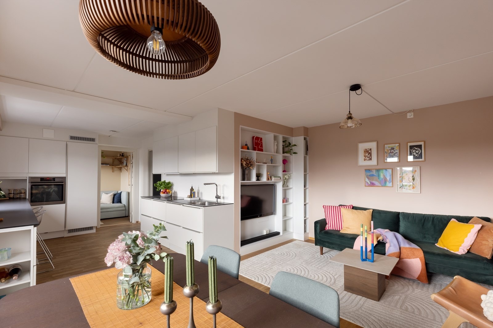 Dette er en moderne og stilren 3-roms andelsleilighet med svært sentral beliggenhet ved Alexander Kiellands plass. Galleribilde