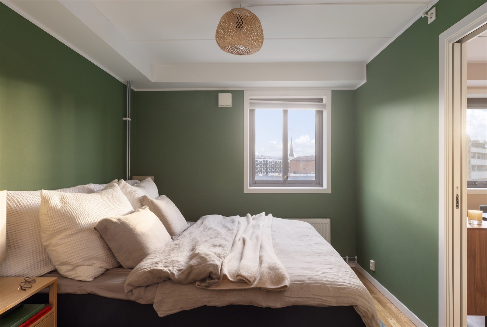 Soverommet har malte overflater og et vindu som vender mot rolige omgivelser. Galleribilde