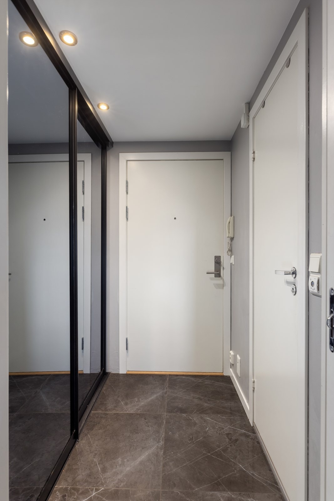 Innbydende entré med slitesterkt og flislagt gulv med en romslig skyvedørsgarderobe med speilfronter gir rikelig med oppbevaringsplass. Galleribilde