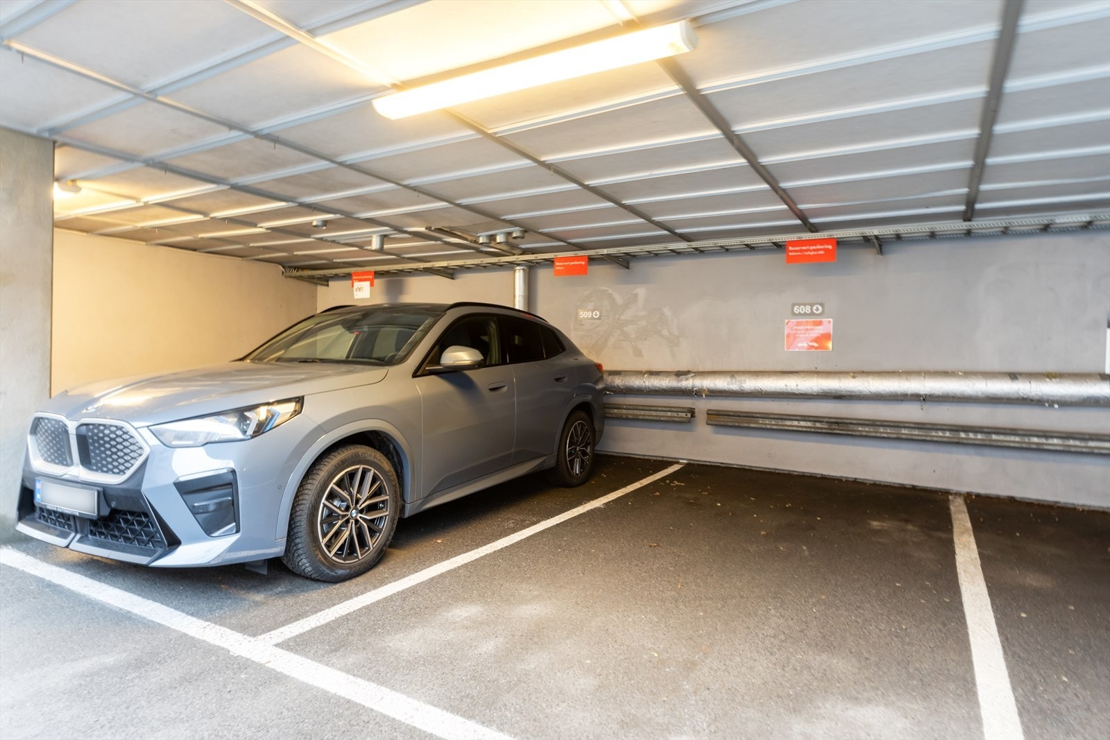 Det medfølger en egen biloppstillingsplass i felles garasjeanlegg. Galleribilde