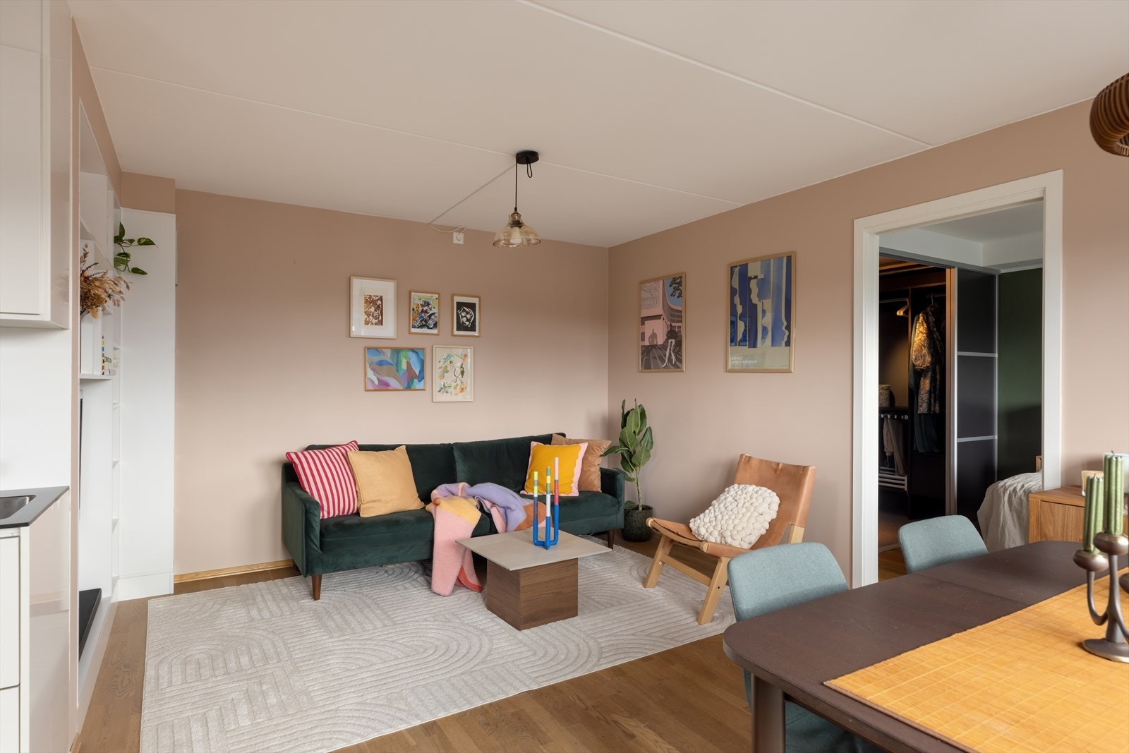 Stuedelen har plass til både sofagruppe og spisebord. Galleribilde