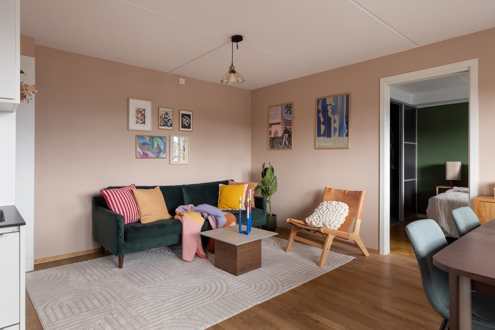 Oppvarming via radiatorer tilkoblet sentralfyring med fjernvarme. Galleribilde