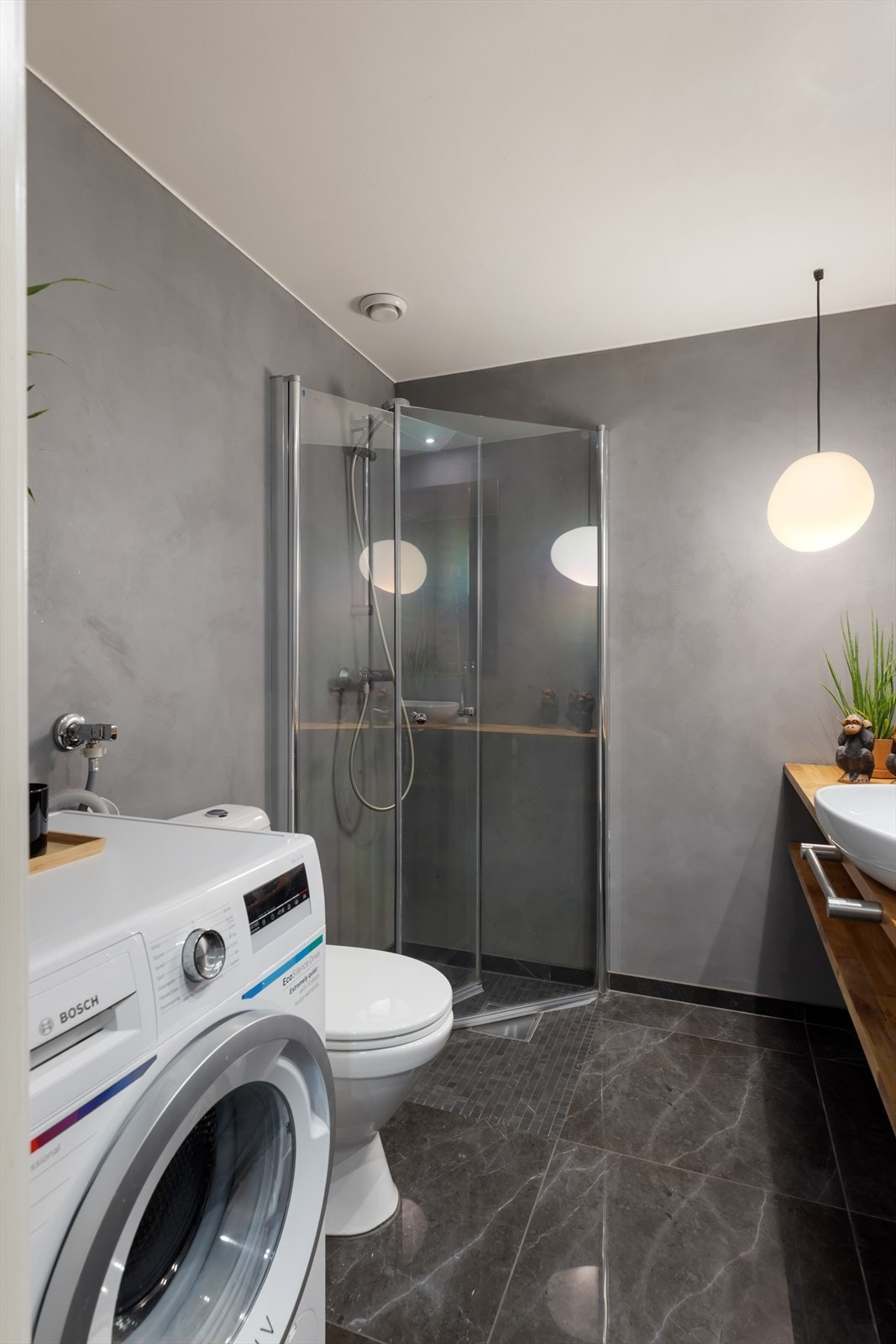 Her er det fliser med varmekabler i gulvet, dusjhjørne og opplegg for vaskemaskin. Galleribilde