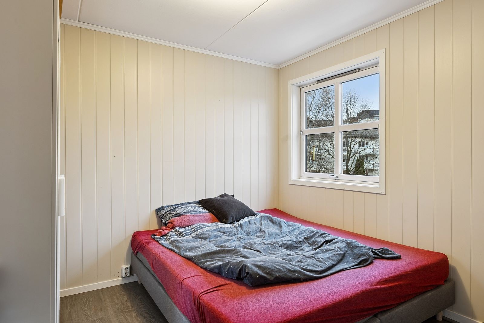 Flott soverom med god plass til en seng og garderobeskap medfølger. Galleribilde