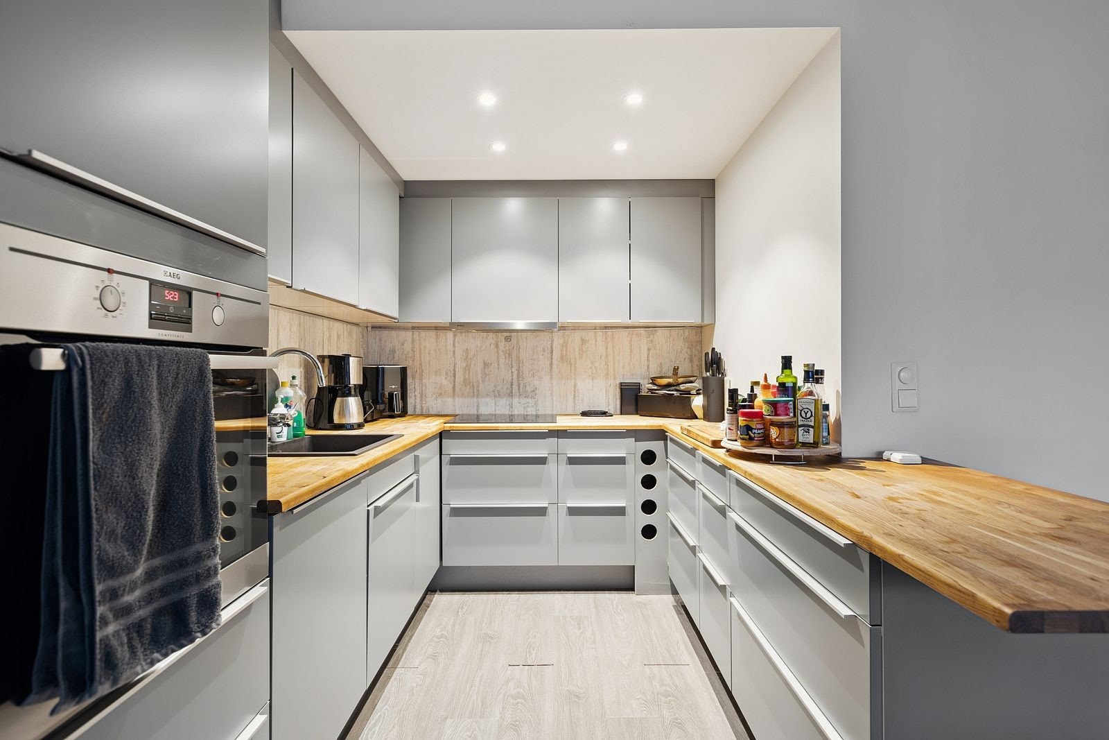 Lekkert kjøkken med god skapplass og benkeplass. Integrerte hvitevarer. Galleribilde