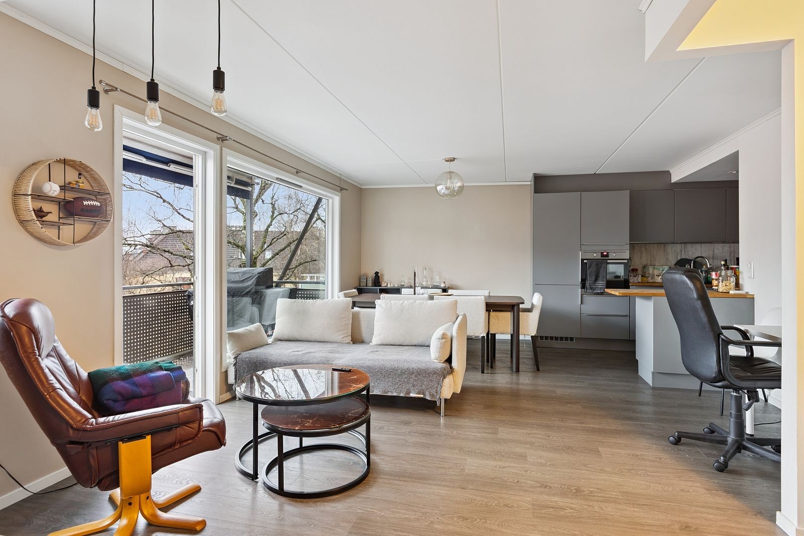 Luftig stue med gode møbleringsmuligheter og store vindusflater Galleribilde