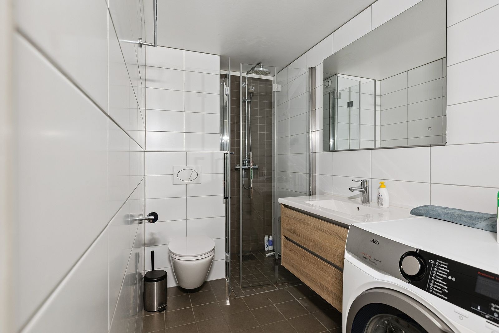 Pent flislagt bad. Vaskemaskin medfølger Galleribilde