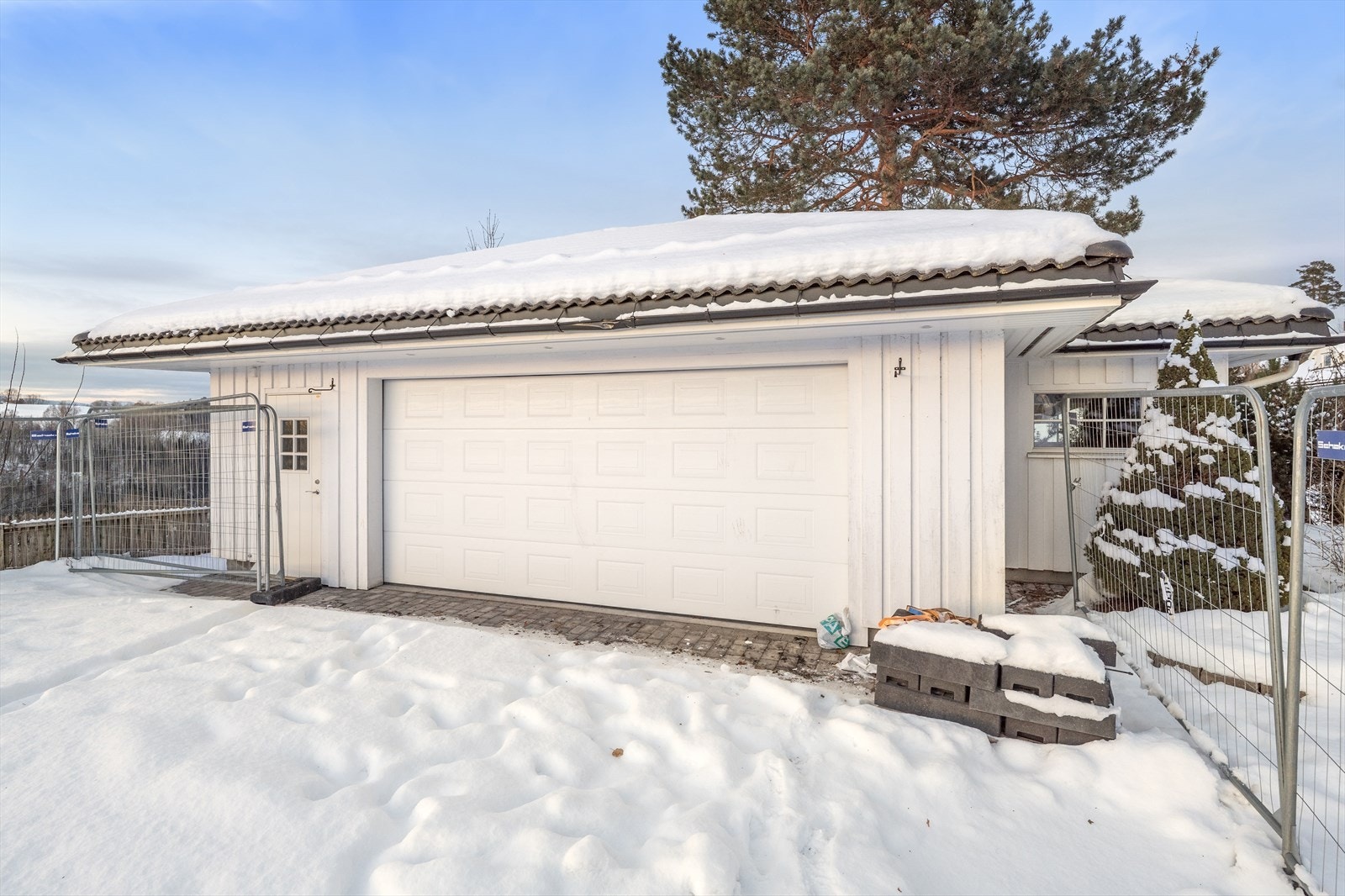 Eiendommen inkluderer en romslig dobbelgarasje. Galleribilde