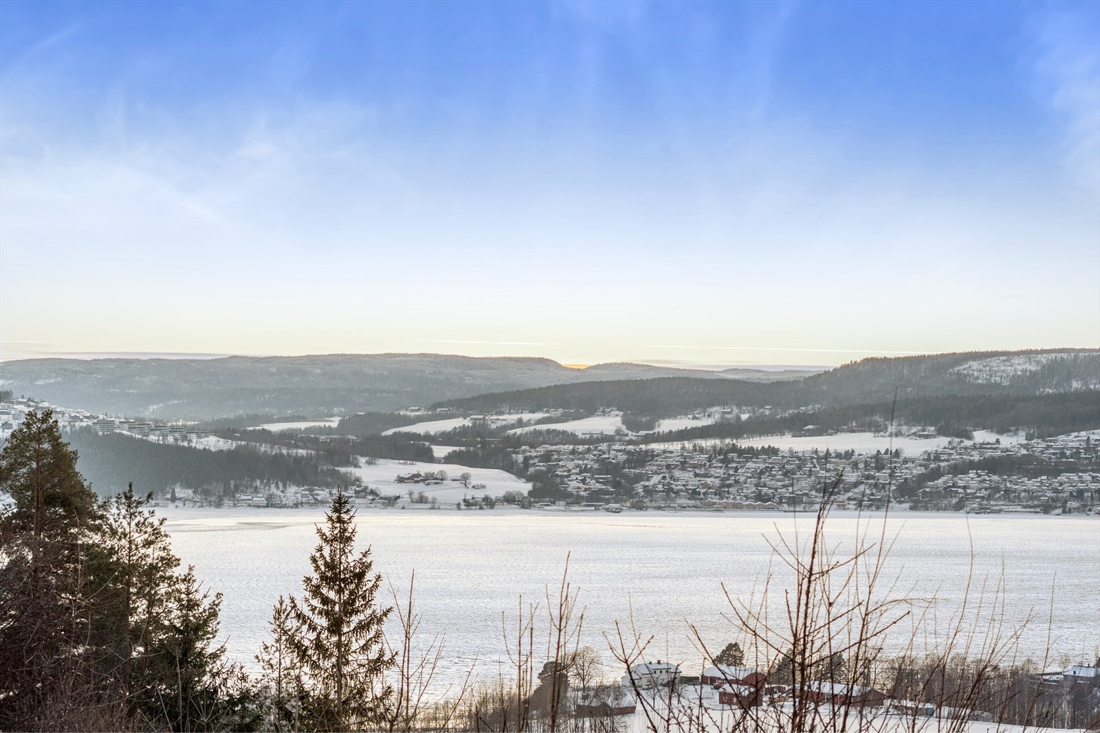 Teglen kirke- og kultursenter er en moderne møteplass for konserter og arrangementer i Spikkestad. Galleribilde
