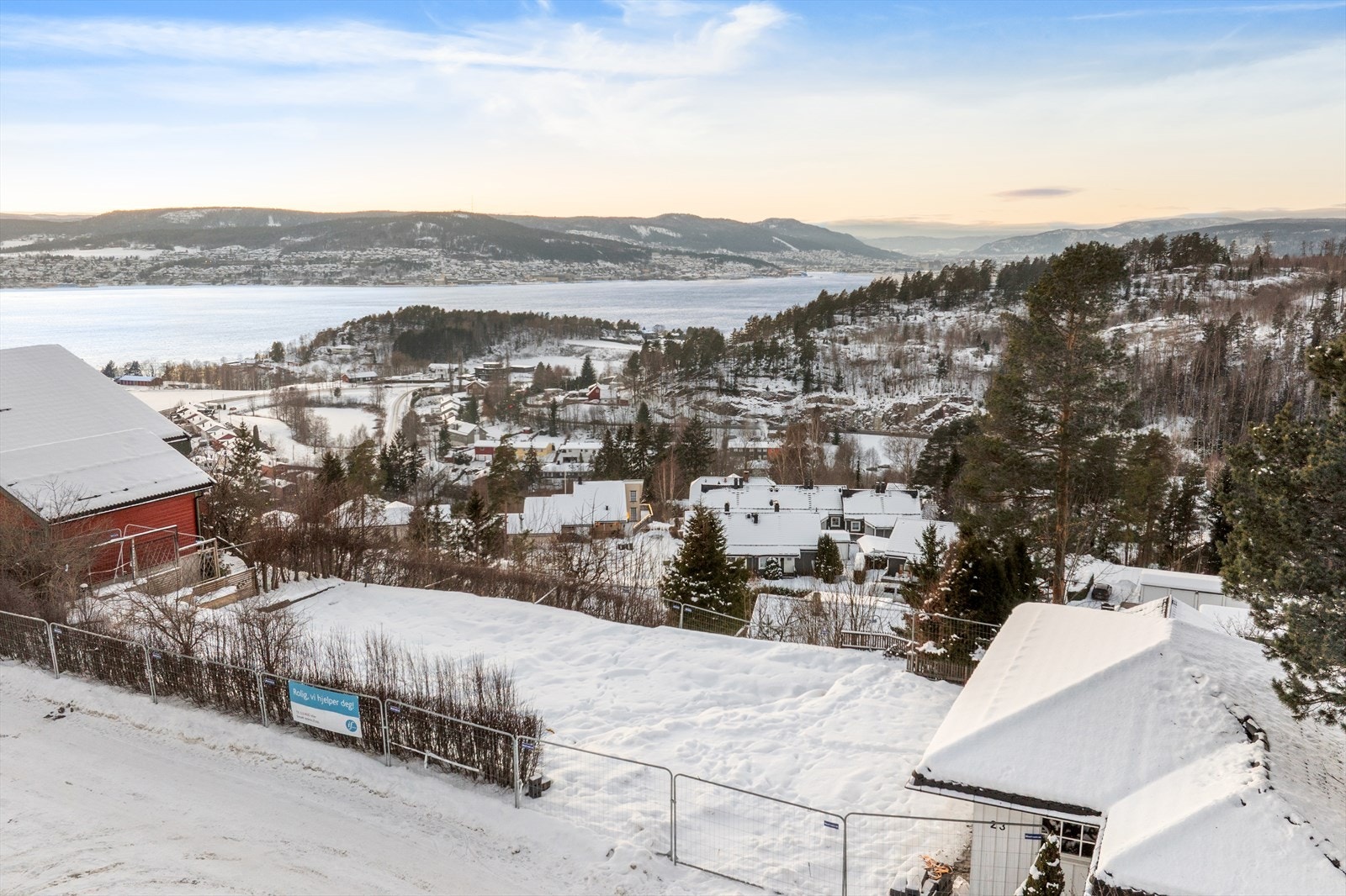 Tomten byr på flott utsikt over nærområdet og Drammensfjorden. Galleribilde