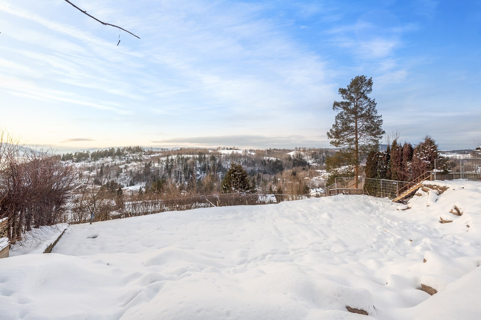 Området er preget av rolige og trygge omgivelser med eneboliger og rekkehus. Galleribilde