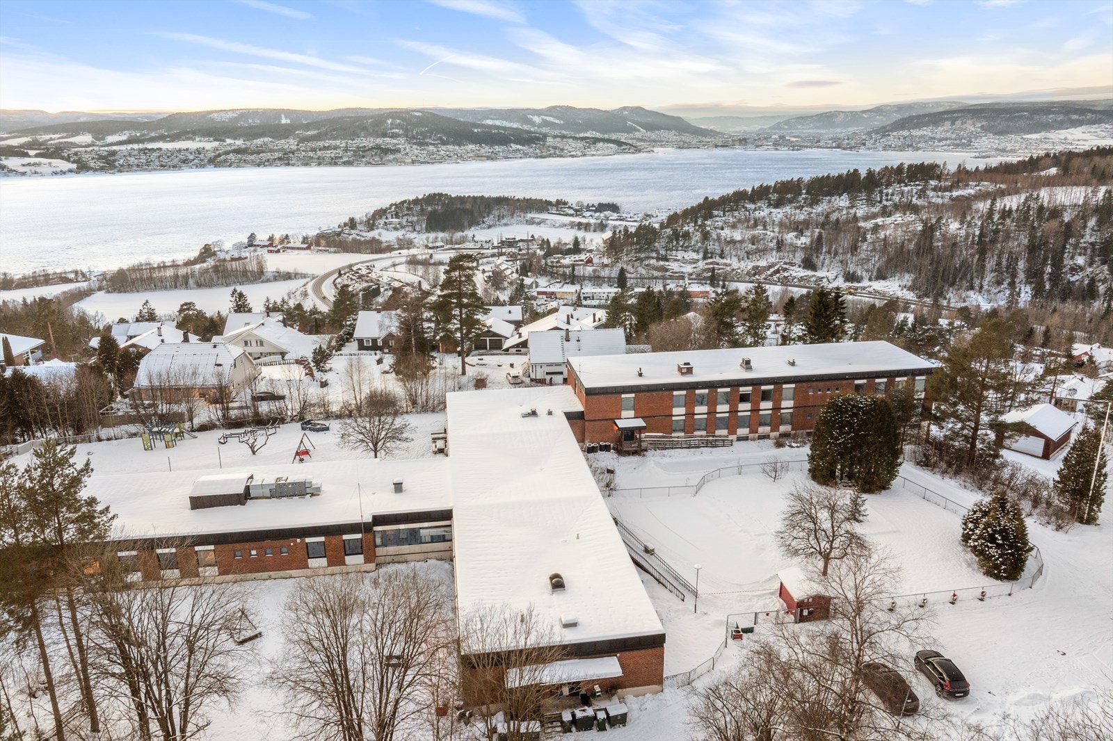 Spikkestad skole og ungdomsskole ligger begge innenfor en kort kjøretur på rundt 6 minutter. Galleribilde