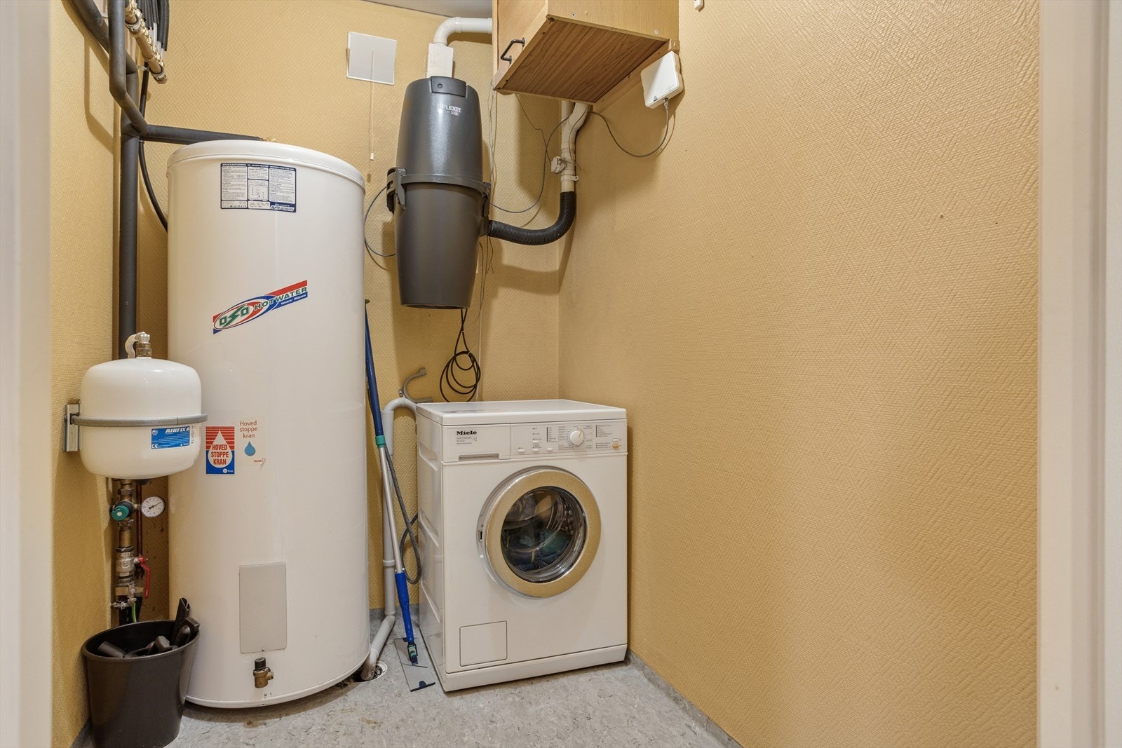 Teknisk rom med sentralstøvsuger og en 287 liters varmtvannsbereder fra byggeår. Galleribilde