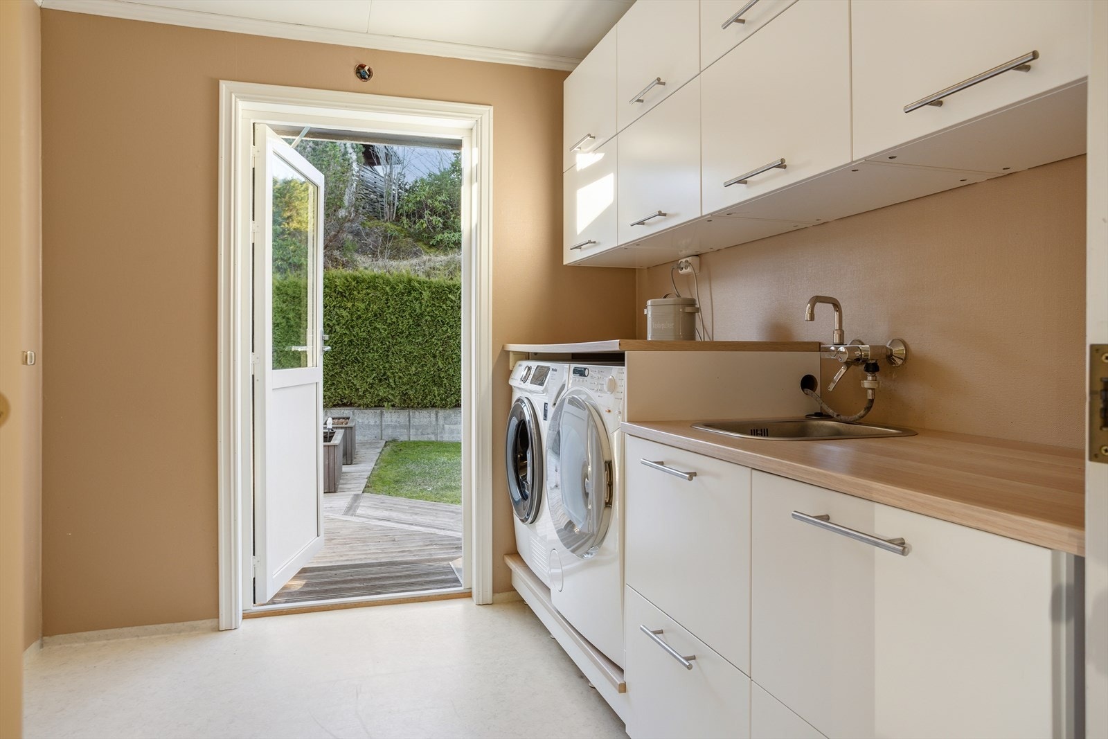 Praktisk vaskerom med egen utgang via en ny ytterdør fra 2025. Galleribilde