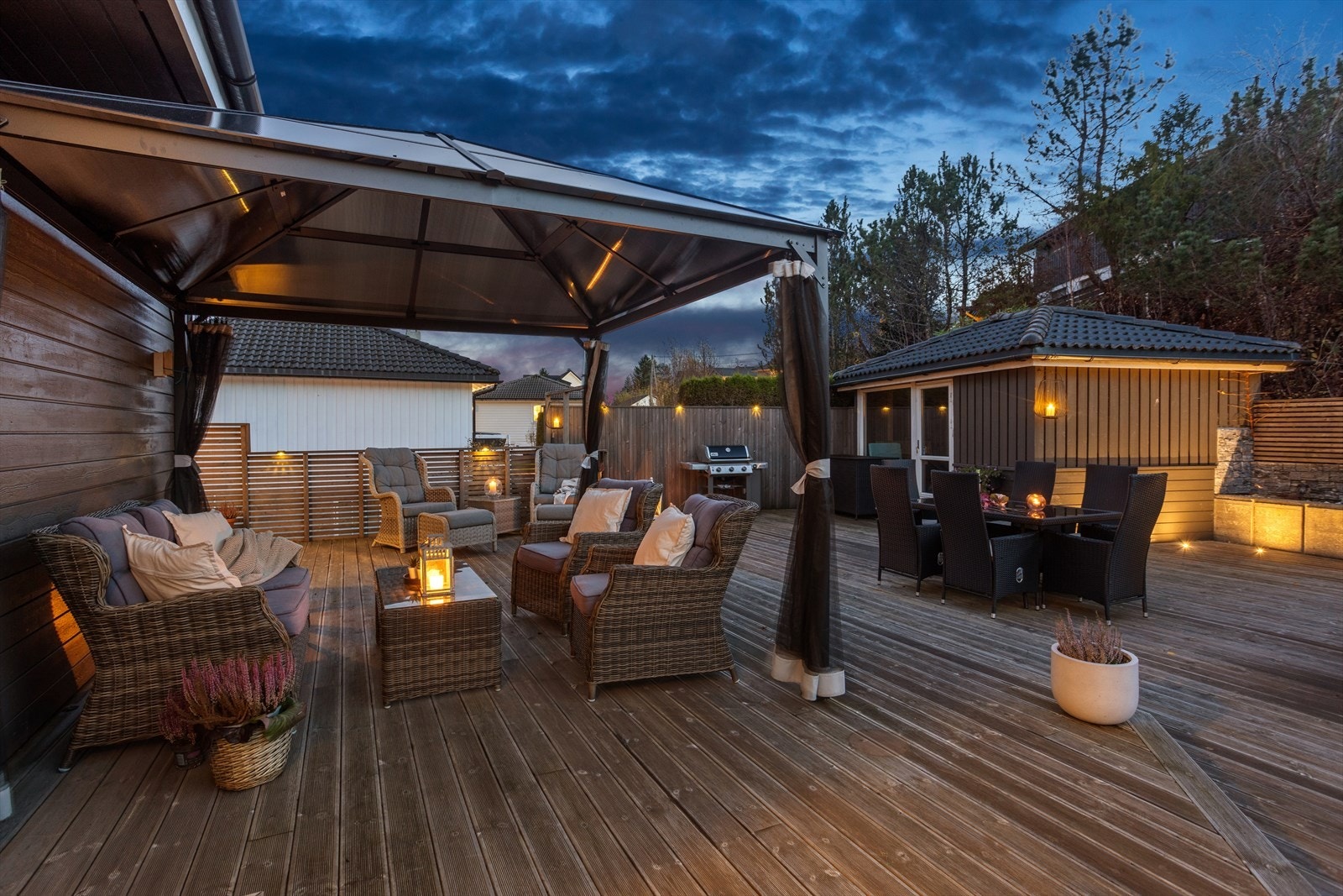 En overbygd paviljong skaper en lun og hyggelig sone på terrassen. Galleribilde