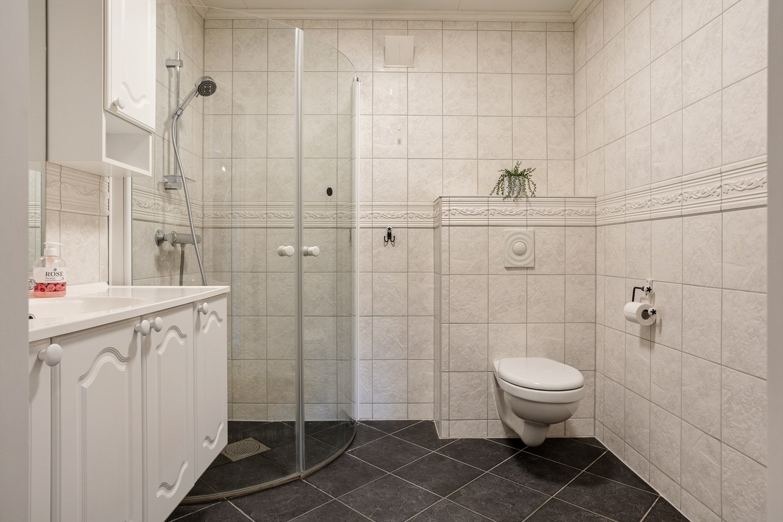 Helfliset bad i underetasjen med varmekabler, vegghengt klosett og innfellbart dusjhjørne. Galleribilde